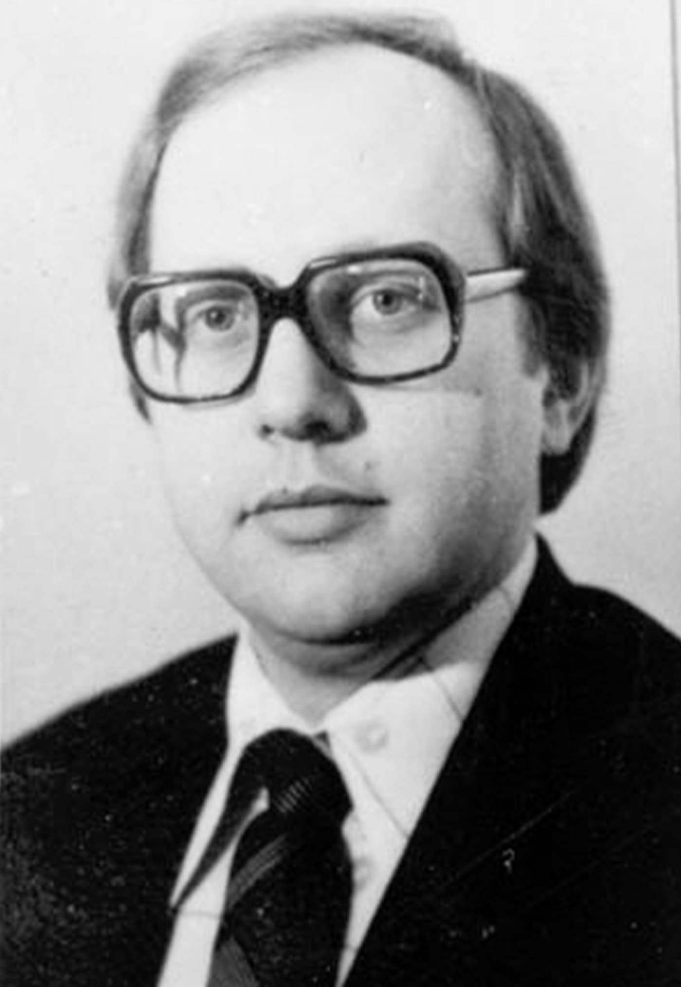 Елютин Сергей Олегович- учитель физики (23 кафедра МИФИ)